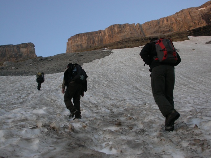 4 le groupe monte vers la brèche de Roland.JPG