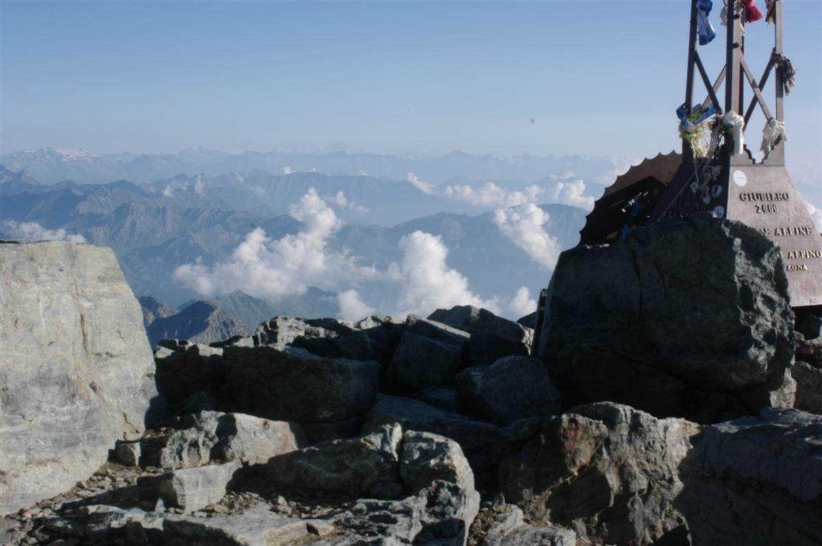 horizon nord depuis le sommet du Mont Viso, avec le Mont Blanc à peine discernable au centre
